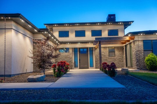 Craftsman style house with permanent Bosso Smart Lighting